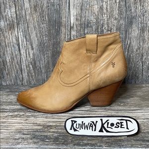 Brand New FRYE Reina Leather Zip Ankle Booties Sand Sz 9M NIB 3479258-SND
